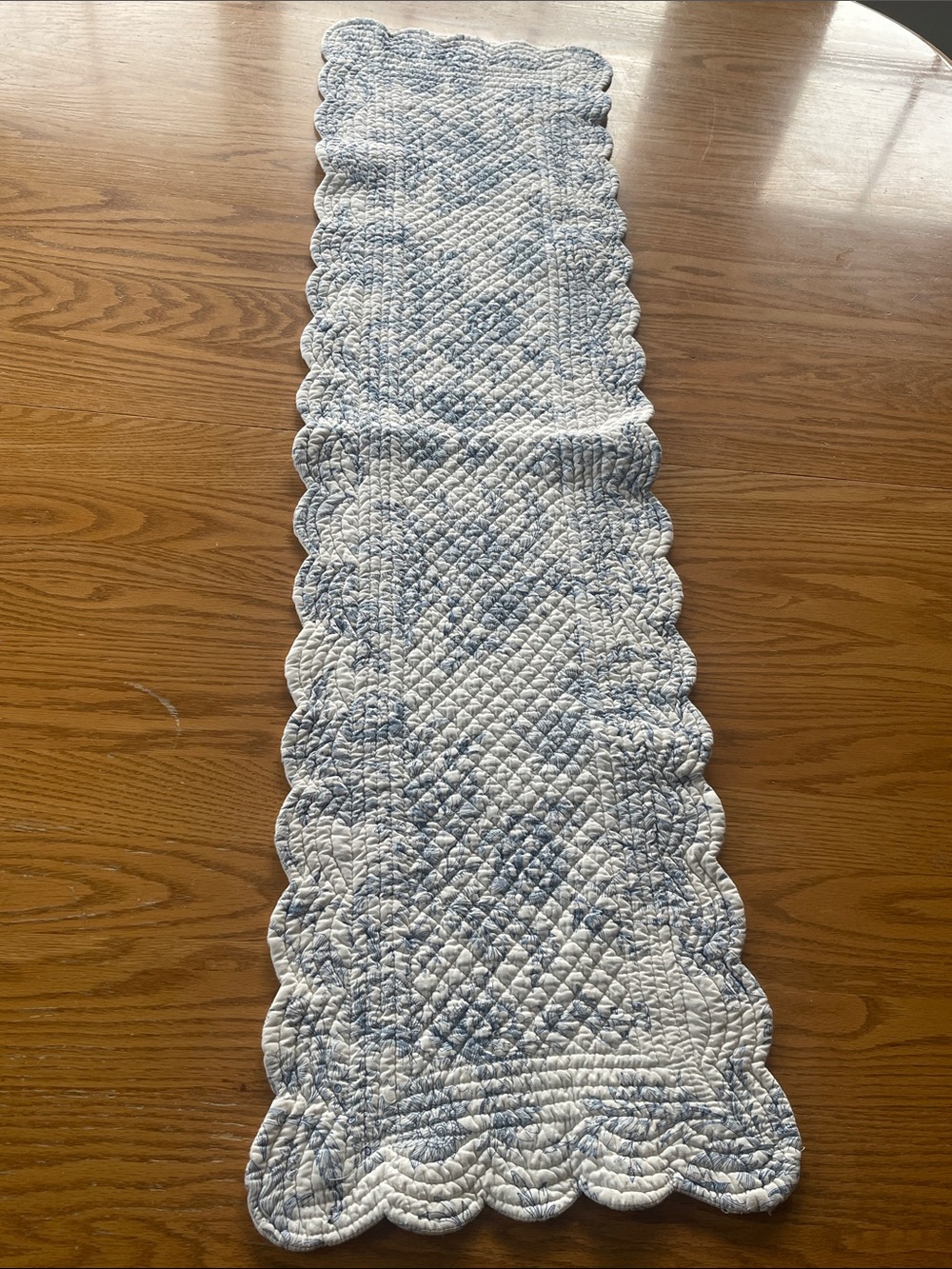 Quilted Scalloped Table Runner in White and Light Blue 🌺